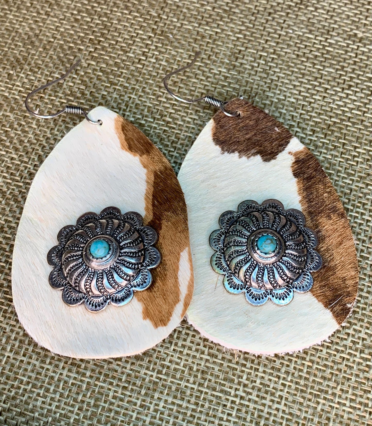 FEATHER & COW PRINT CONCHO NECKLACE SET