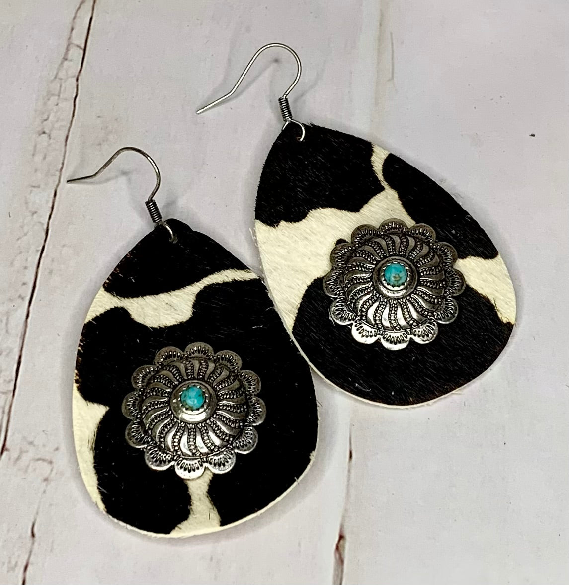 SILVERTONE BAR PENDANT & COW PRINT CONCHO NECKLACE SET