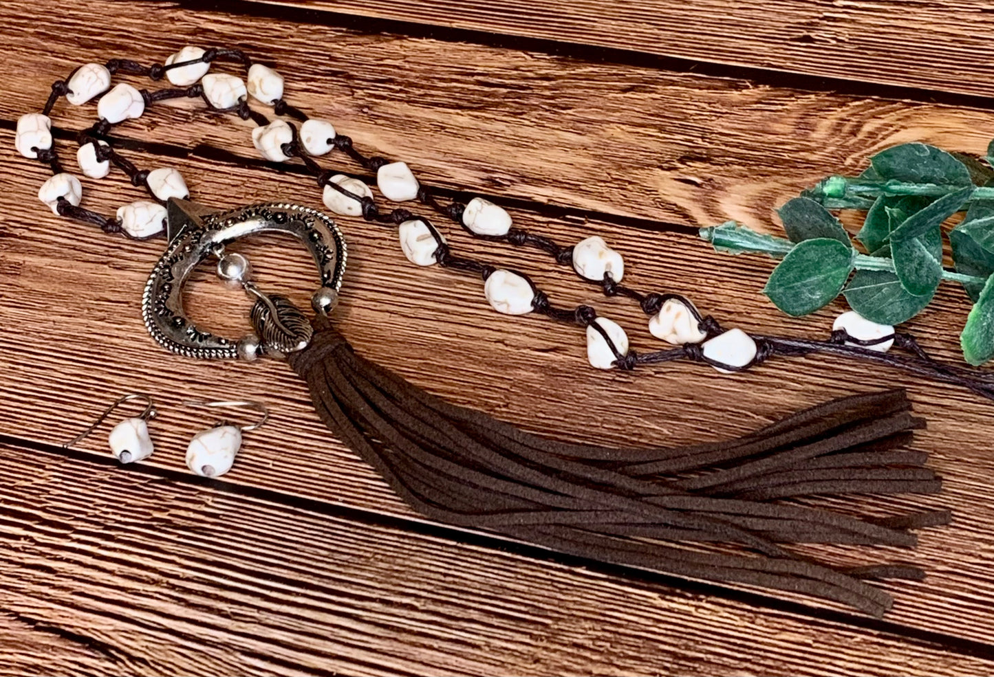 WHITE SILVERTONE HORSESHOE NECKLACE SET