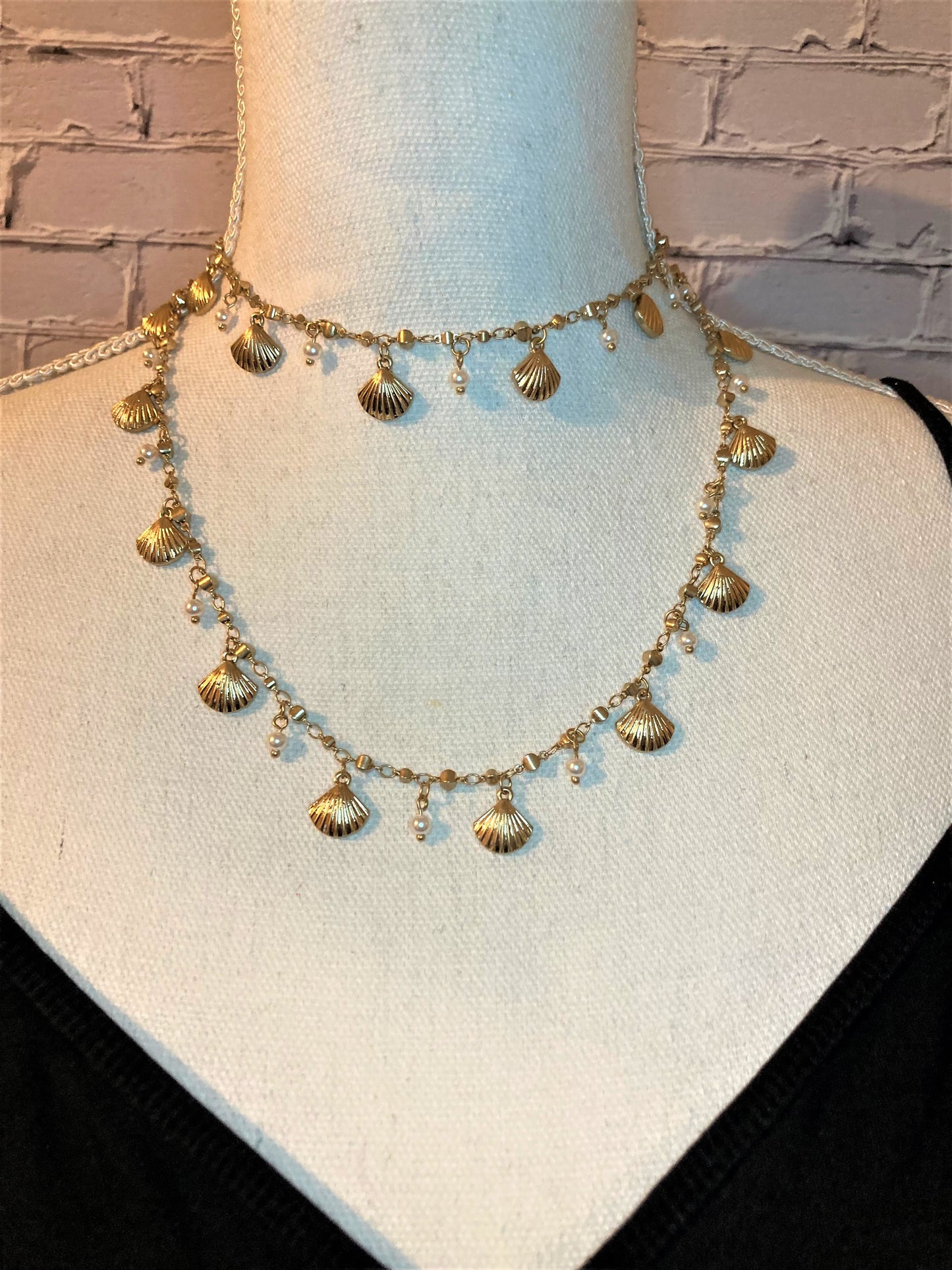 CLAM SHELL AND PEARL SET