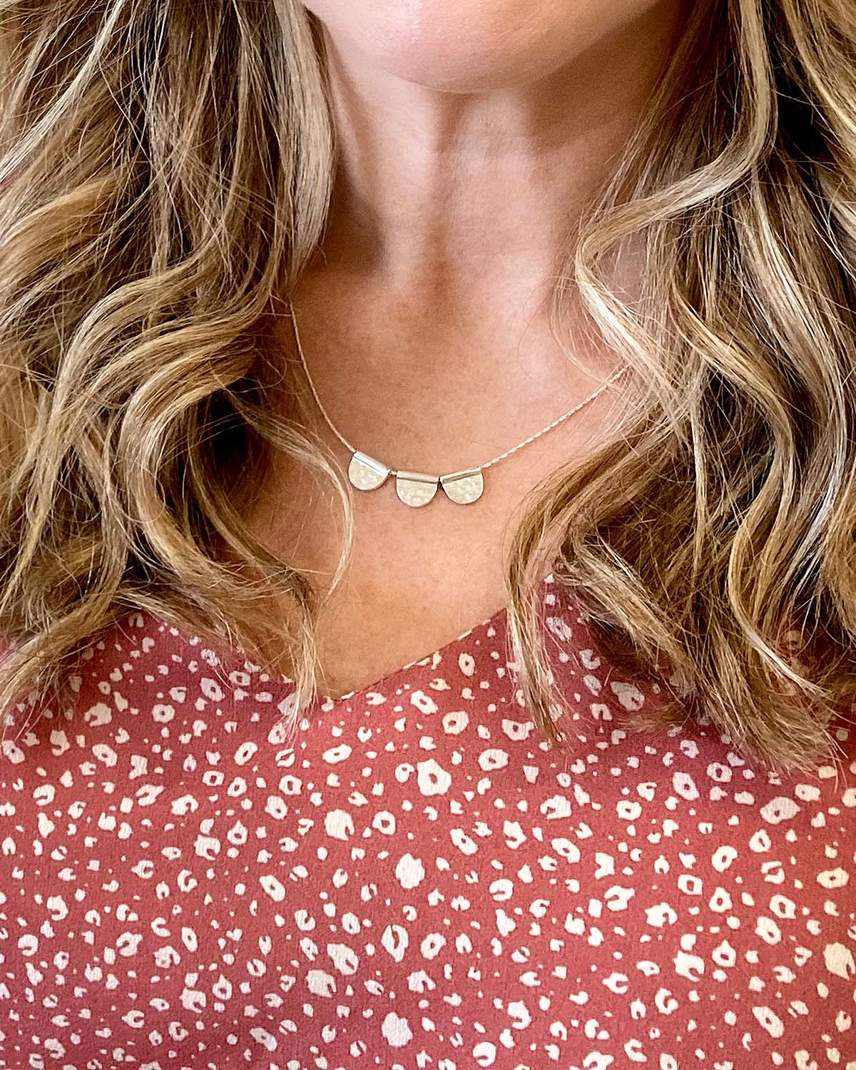 SCALLOPED NECKLACE